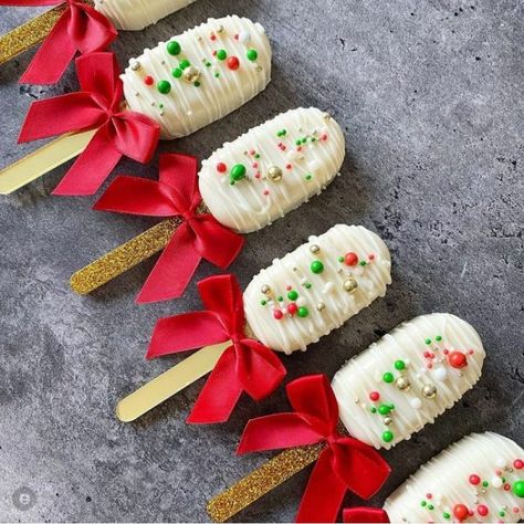 8 Yummy Christmas Treats You Should Make For Your Family - Wondafox Christmas Treats Ideas, Martha May, Holiday Treats Gifts, Popsicles Cake, Grinch Cake, Christmas Desserts Party, Yummy Christmas Treats, Cake Pop Designs, Christmas Themed Cake