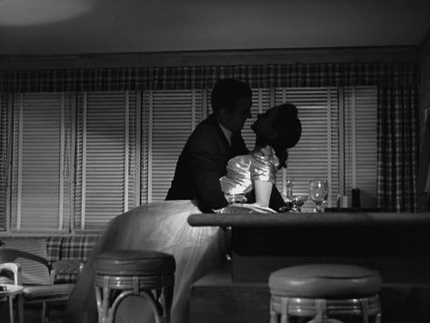 Film Noir Photography, Mildred Pierce, Classic Film Noir, Noir Detective, The Big Sleep, Beau Film, Noir Movie, Fritz Lang, Movie Shots