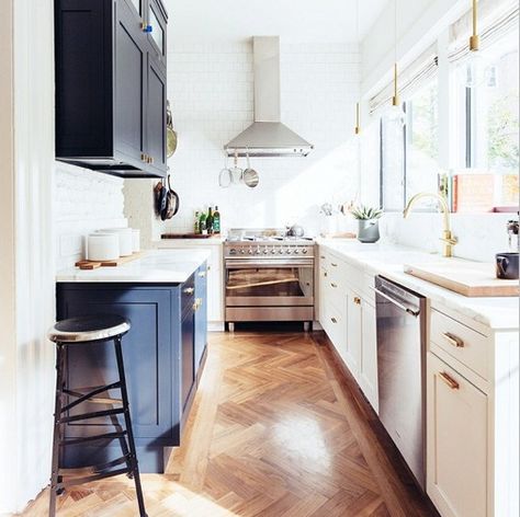 mix & match cabinets // floors // gold hardware // silver hood and appliances // inspiring choices Small Galley Kitchen, Galley Kitchens, Narrow Kitchen, Casa Vintage, Galley Kitchen, 아파트 인테리어, Kitchen Space, Design Case, Dream Kitchen