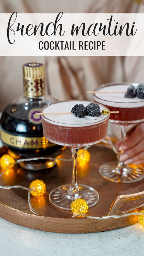 French martini cocktails on a platter next to a bottle of chambord. New Years Martini Recipes, Cocktail New Years Eve, New Years Martini, Classic Drinks, Coctails Recipes Classic, New Years Eve Cocktails Recipes, New Years Eve Cocktail, Dessert Martini Recipes, New Years Eve Drink