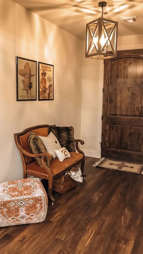 rustic entryway Southwest Interiors, Realtor Office, Country Western Decor, Western Living Room, Ranch House Decor, Western Bedding, Rustic Entryway, Western Bedroom, Rustic Western Decor