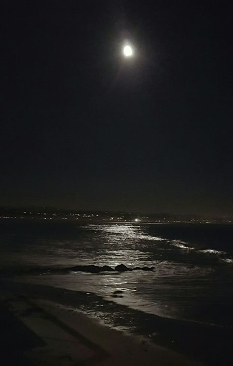 The Ocean At Night, Dark Beach, Ocean At Night, Night Sky Photography, Beach At Night, Dark Paradise, Moon Pictures, Night Scenery, Night Vibes