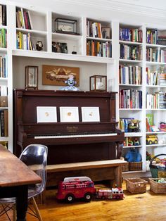 Piano between bookshelves Piano Room Decor, Piano Living Rooms, Cozy Home Library, Piano Decor, Deco Champetre, Beige Living Rooms, Piano Room, Home Library Design, Nate Berkus