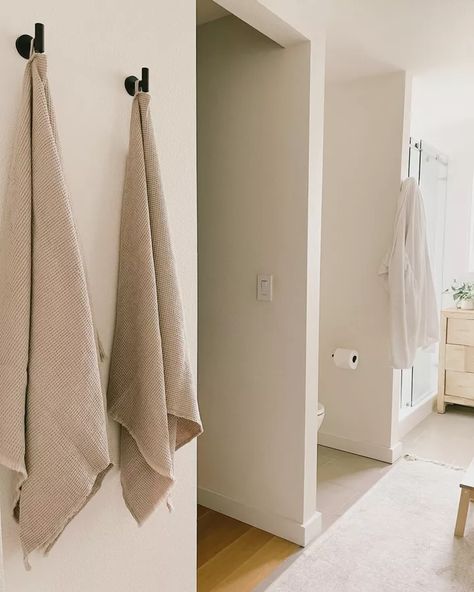 Towel Hanger Small Bathroom, Towel Hangers Bathroom, Bath Towel Racks Bathroom, Modern Towel Hooks In Bathroom, Bathroom Towel Hanging Ideas Hooks, Bathroom Hooks For Towels Master Baths, Bathroom Hangers Ideas, Bathroom Hook Ideas For Towels, Bathroom Hanging Towels