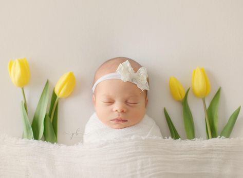 Spring Baby Pictures, Spring Newborn Photos, Easter Baby Photos, Spring Newborn, Newborn Winter, Diy Newborn Photography, Easter Photoshoot, Baby Pictures Newborn, Newborn Photography Poses