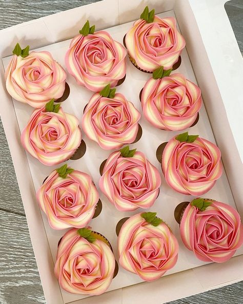 Top 40 Wedding Cupcakes from kerrys_bouqcakes | Roses & Rings Succulent Bouquet Wedding, Cupcake Decorating Tips, Pretty Cupcakes, Cupcake Cake Designs, Shower Desserts, Floral Cupcakes, Rose Cupcakes, Valentines Cupcakes, Gateaux Cake