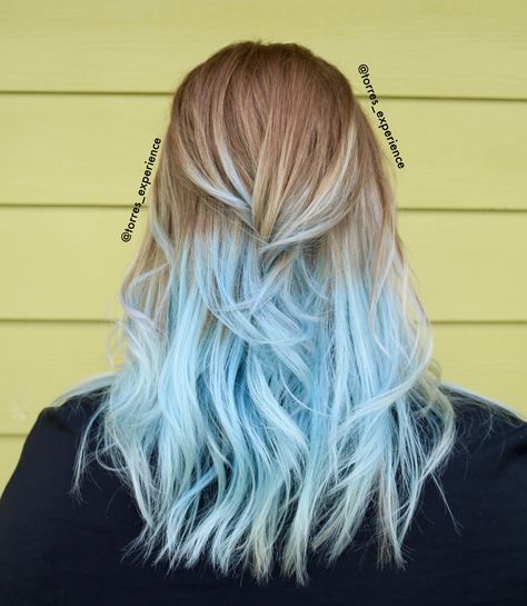 Light blue ends, frozen hair Light Blue Hair Dye, Light Blue Hair Color, Blue Tips Hair, Hair Color Tips, Blonde And Blue Hair, Blonde Hair Tips, Blue Hair Color, Pastel Blue Hair, Frozen Hair