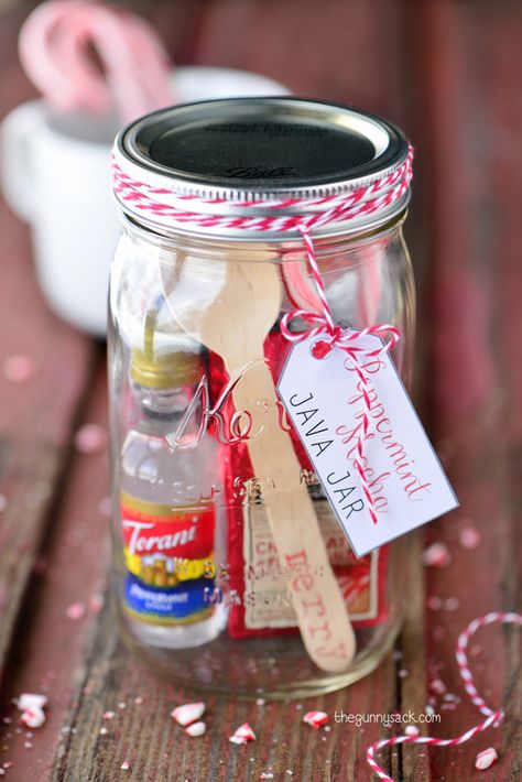 Peppermint Mocha Java Jar is a mason jar gift for the coffee lovers in your life! Jar Gift Ideas, Mason Jar Gifts Diy, Christmas Cookies Packaging, Mason Jar Christmas Gifts, Mason Jar Gift, Gifts In A Jar, Mason Jar Ideas, Homemade Gift Ideas, Christmas Mason Jars