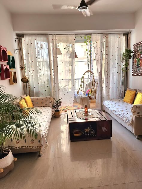 1bhk Interior Design India, 1rk Room Decor, Indian Bedroom Aesthetic, Rented Apartment Decor Indian, Desi Room Decor, Indian Small Apartment Interiors, Bhartiya Baithak Living Rooms, Bhartiya Baithak, Diwan Design