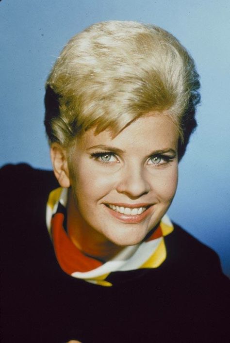 Barbara Anderson Bottle Blonde, Blonde Women, Brooklyn New York, Drama Series, Famous Celebrities, Celebrity Pictures, Police Officer, Stylish Women, Movie Tv