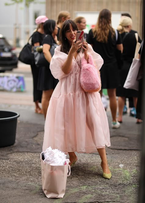 Street Style Photography, Modern Wedding Dresses, Jeans Trend, Anna Dello Russo, Moda Paris, Tent Dress, Looks Street Style, Urban Street Style, Different Dresses