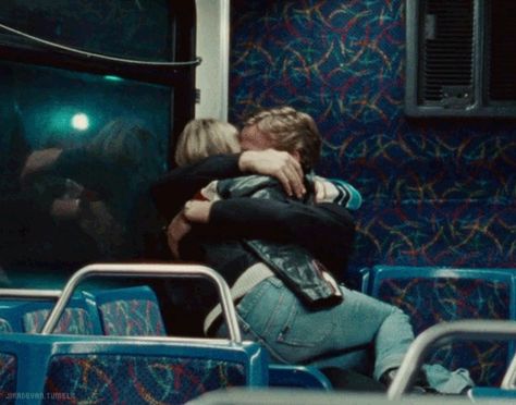 Blue Valentine // Michelle Williams // Ryan Gosling Blue Valentine Aesthetic, Blue Valentine Movie, Motel Aesthetic, Film Stills Cinematography, Love Story Ideas, Cinema Wall, Ben Rector, Valentine Aesthetic, Vintage Concept