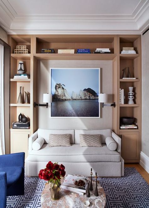 Meyer Davis, East Hampton Houses, Upper East Side Apartment, Built In Sofa, Hampton House, Manhattan Apartment, New York Apartment, Built In Bookcase, Curved Sofa