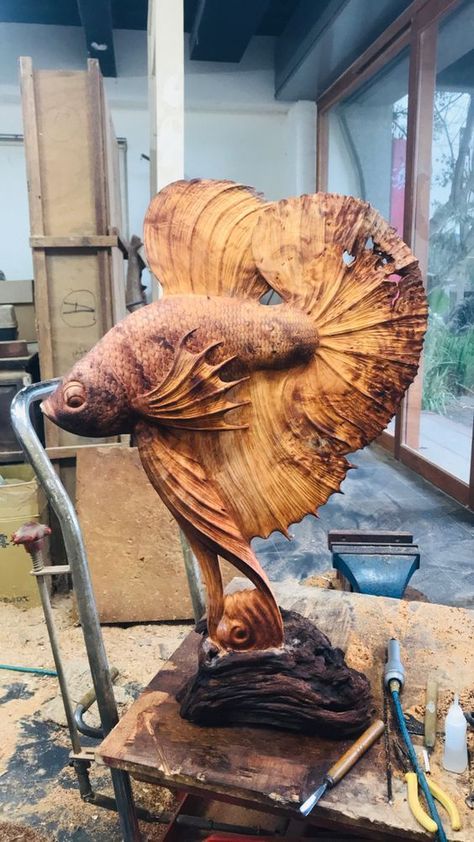 beginner woodworking projects Chainsaw Art, Diy Woodworking Projects, Pacific Northwest Art, Wood Art Design, Fish Artwork, Tree Carving, Wood Carving Designs, Fish Sculpture, Wooden Statues