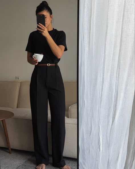 Work Dress Casual, Menswear Women Street Style, Fall Outfits Women For Work, Summer To Fall Work Outfits, Work Outfits Women Trendy, Casual Elegant Outfits Autumn, Casual Work Outfits Retail, Tomboy Hourglass Outfits, Black On Black Work Outfits