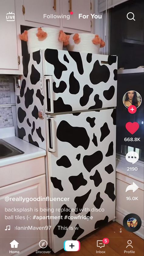 Cow Print Home Decor Ideas, Cow Print Fridge, Cow Print Kitchen Ideas, Cow Print Kitchen Decor, Cow Theme Room Decorating Ideas, Cow Theme Kitchen, Cow Themed Room, Cow Print Living Room, Cow Themed Kitchen