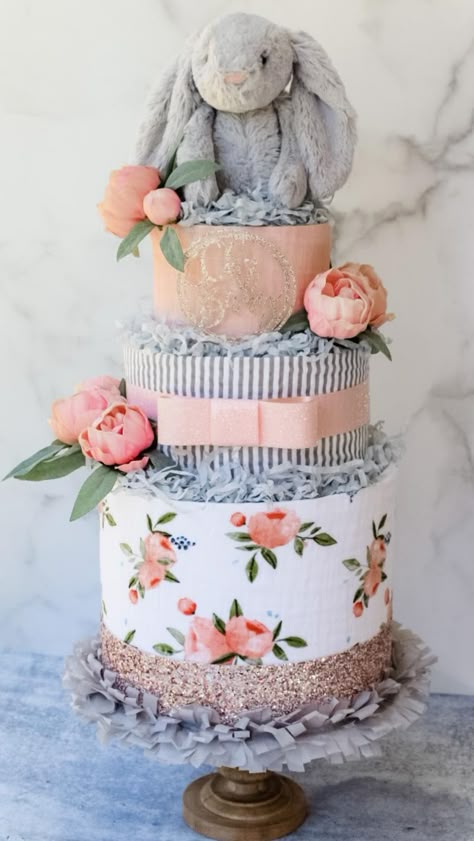 Flower Diaper Cake Ideas, Nappy Cake Ideas Diy Girl, Diy Nappy Cake, Bunny Diaper Cake, Flower Diaper Cake, Diaper Cake Ideas Girl, Diaper Cake Gender Neutral, Baby Girl Diaper Cake Ideas, Diaper Cake For Girl