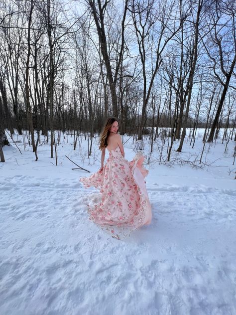 Winter Photos Dress, Snowy Graduation Pictures, Winter Photoshoot Birthday, Snow Photoshoot Dress, Winter Grad Photos, Senior Picture Ideas Snow, Winter Photoshoot Dress, Birthday Photoshoot Ideas Winter, Senior Picture Dress Ideas