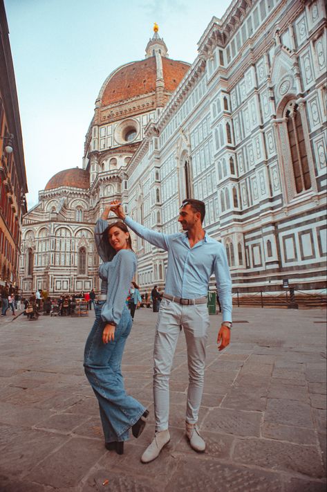 Tuscany Picture Ideas, Italian Couple Aesthetic, Florence Photoshoot, Florence Couple, Italy Photoshoot, Couple Business, Italy Engagement, 2025 Goals, Italy Photos