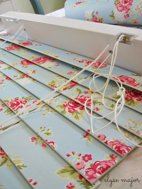 tinkered treasures: tinkering project: love is (wallpapered) blinds Painted Blinds, Quilt Curtains, Living Room Blinds, Diy Blinds, Estilo Shabby Chic, House Blinds, Shabby Chic Bedroom, Matching Wallpaper, Vintage Diy