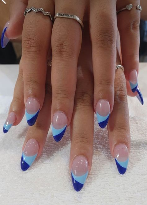 Oval Blue Nails Designs, Blue And White Gel Nail Designs, Royal Blue And White Nail Ideas, Navy Blue And White Nail Ideas, Royal Blue Nails Designs Coffin Short, Royal Blue Nails Designs Short Round, Light Blue Nails With Dark Blue Tips, Royal Blue And Light Blue Nails, Navy And Light Blue Nails