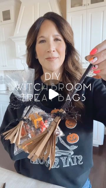 Michelle Bauer on Instagram: "Here’s how ⬇️  Be sure to LIKE and SAVE. this idea to DIY this cute witch broom treat bag for Halloween.   This easy craft will make the cutest addition to a treat bag, classmate gift or Halloween party favor. 🧙‍♀️  SUPPLIES  Pencil @weareticonderoga  Paper bag Double sided tape @scotch  Ribbon  Have a great day 🎃 Michelle  #witchbroom #halloweendiy #halloweencrafts #halloweentreats #halloween2023 #halloweenpartyideas #paperbagcraft #easycrafts #craftforkids #halloweengifts #halloweenideas #trickortreats #ticonderoga #diyhalloween" Cute Witch Broom, Diy Halloween Favors, Halloween Bags Diy, Halloween Treat Bags Diy, Diy Lunch Bag, Halloween Brooms, Classmates Gifts, School Halloween Party, Halloween Gift Bags