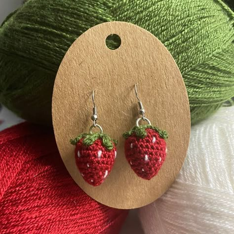 Knitted Flower Pattern, Crochet Strawberry, Confection Au Crochet, Crochet Jewelry Patterns, Crochet Earrings Pattern, Earrings Pattern, Crochet Shop, Crochet Simple, Earring Tutorial