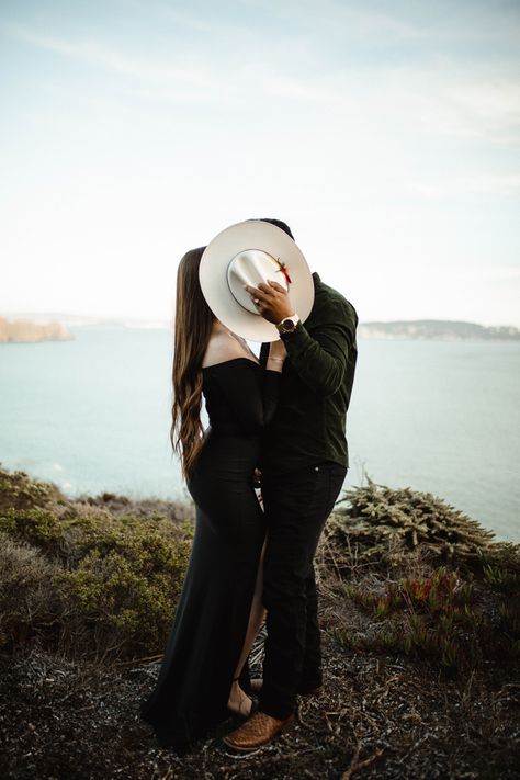 Engagement Photo Shoot Inspiration, Western Engagement Pictures, Western Couple Photoshoot, Country Engagement Photoshoot, Western Engagement, Cute Engagement Photos, Couple Engagement Pictures, Engagement Pictures Poses, Engagement Photo Shoot