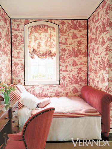 Bedroom with red toile walls outlined with black grosgrain ribbon -- designer:  Alessandra Branca -- photo: Thibault Jeanson -- Veranda Toile Bedroom, Small Guest Room Ideas, Small Guest Rooms, Minimalist Dekor, Small Guest Room, Bedroom Traditional, Red Toile, Upholstered Walls, French Country Bedrooms