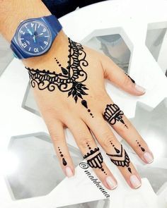 Simple Henna Patterns, Henne Tattoo, Henna Flower Designs, Henna Drawings, Tato Henna, Henna Tattoo Hand, Henna Tattoo Designs Hand, Finger Henna, Simple Henna Tattoo