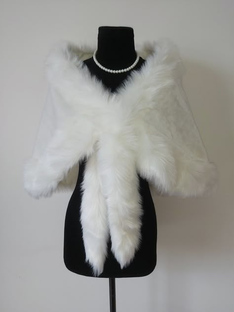 Material: Faux fur Color: Ivory Size:  One size fits all Shipping time: 20 working days We accept returns. Washing not supported. Tabyana Ali, Faux Fur Wedding, Wedding Shawls, Bridal Shrug, Bridal Shawl, Fur Shawl, Wedding Wraps, Women Shawl, Mode Inspo