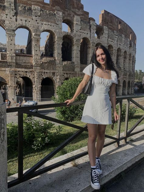 Travel Outfit Spring 2023, Italy Fits Spring, Cute Summer Outfits Europe, Rome Astethic Outfits, Rome Fashion Aesthetic, Rome Outfit Inspo Summer, City Break Outfit Summer Europe, Italy Looks Outfit, Italy Modest Outfits