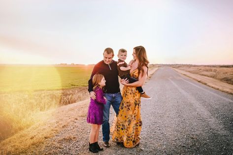 Gravel Road Family Pictures, Dirt Road Photoshoot Family, Dirt Road Family Pictures, Gravel Road Photoshoot, Dirt Road Photoshoot, Road Photoshoot, Family Session Ideas, Future Pictures, Road Pictures