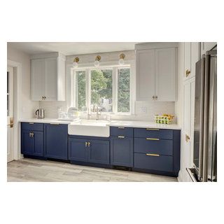 Two-toned kitchen (navy + white) - Modern - Kitchen - New York - by Tracey Stephens Interior Design Inc | Houzz Kitchen Navy, Poolhouse Bar, Dining Room Pantry, Kitchen New York, Two Tone Kitchen, Galley Kitchen, White Modern Kitchen, Energy Efficient Homes, Home Additions