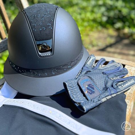 Complete your outfit with Samshield! ✨ In addition to the popular helmets, Samshield also has a large collection of clothing and accessories. You can make your outfit completely matching, whether it's gloves, caps, socks, plastrons or clothes, Samshield has it all! 🤩 Discover the Samshield collection in one of our stores or online on emmers.eu 🛍️ #emmersequestrian #samshield #horseriding #ridinginstyle #equestrianstyle #horses #outfit #horsegirl #dressage #jumping #equilife #equestrianstor... Samshield Breeches, Samshield Helmets, Horses Outfit, Showjumping Aesthetic, Horseback Riding Helmets, Horse Clothes, Horse Riding Tips, Riding Tips, Horse Equipment