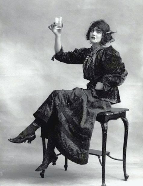 Cheers To The Weekend, Old Photography, Witchy Woman, Photo Reference, Vintage Photographs, Historical Fashion, Mode Inspiration, Vintage Photography, Historical Photos