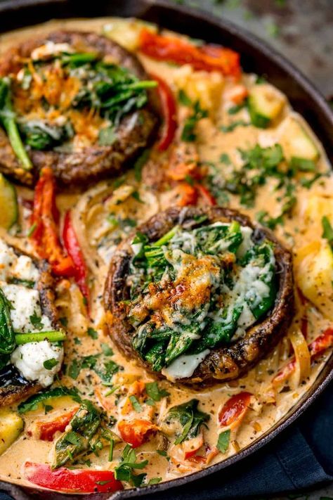 Tuscan Style Stuffed Mushrooms in Creamy Sun Dried Tomato Sauce makes a great veggie dish, packed with flavour! Creamy Sun Dried Tomato Sauce, Vegetarische Diners, Sun Dried Tomato Sauce, Makanan Diet, God Mat, Tuscan Style, Idee Pasto Sano, Veggie Dishes, Mushroom Recipes