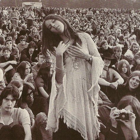 This weekend feels gooooood so far! Diggin' the sunshine and searching out groovy vibes! (Woodstock, 1969. Photographer unknown and boy did I try to find them!) ✌️ #woodstock Woodstock Fashion, 1969 Woodstock, Uk Icon, Mundo Hippie, Woodstock Hippies, Woodstock 1969, 60s Hippie, Hippie Lifestyle, Woodstock Festival