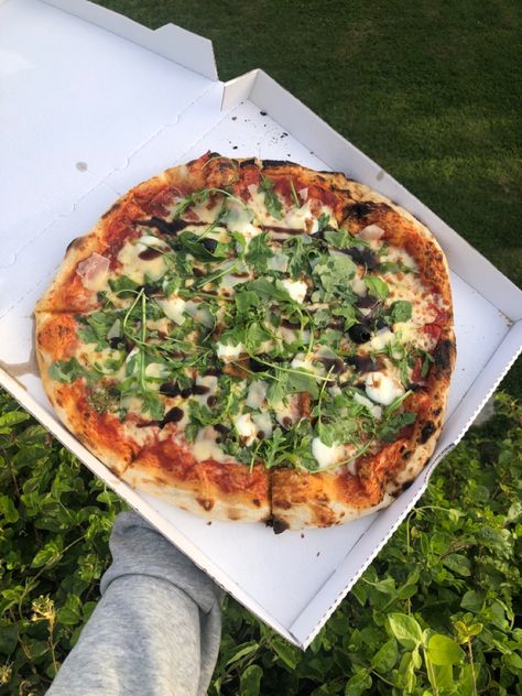 Veggie Pizza Aesthetic, Green Pizza, Pizza Aesthetic, White Instagram, Veggie Pizza, Aesthetic Green, Green Aesthetic, Om Nom, Yummy Snacks