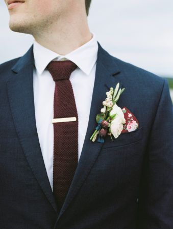 Black Suit Burgundy Tie Wedding, Black Suit With Burgundy Tie, Navy Suit Burgundy Tie, Fall Wedding 2023, November Wedding Flowers, Wedding Guest Suit, Bavaria Downs, Groomsmen Flowers, Fall Wedding Suits