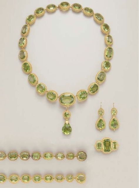 Peridot Rings, Beaded Frame, Tiaras Jewellery, Peridot Jewelry, Historical Jewellery, Peridot Pendant, Jewellery Inspiration, Royal Jewels, Jewellery Ideas