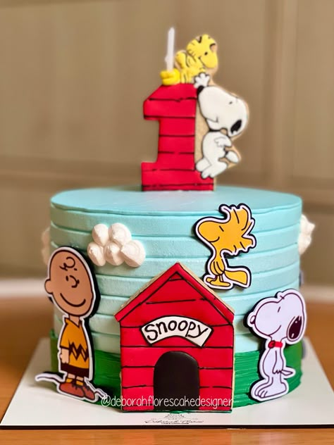 Bolo Snoopy Snoopy Smash Cake, Snoopy Cakes Birthdays, Snoopy Cake Birthdays, Snoopy Cake Ideas, Peanuts Birthday Cake, Snoopy Birthday Ideas, Charlie Brown Cake, Snoopy Party Ideas, Snoopy Bday