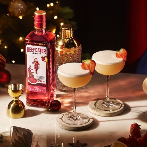 Gin And Strawberry Cocktail, Raspberry Gin Fizz, Pink Gin Cocktails, Beefeater Strawberry Gin Cocktail, Beefeater Gin, Beefeater London, Strawberry Gin, London Gin, Flavoured Gin