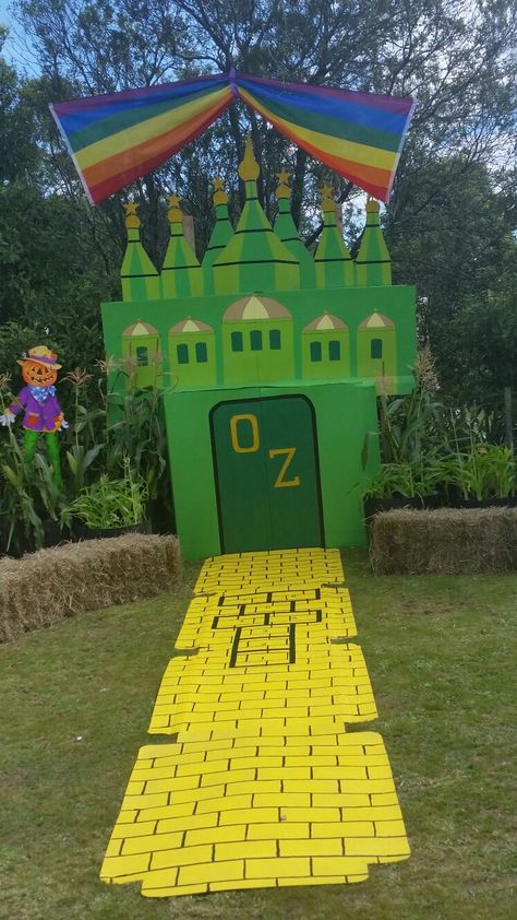 Wizard Of Oz Trunk Or Treat Ideas, Emerald City Theme, Emerald City Wizard Of Oz, Emerald City Party, Wizard Of Oz Emerald City, Wizard Of Oz Play, Wizard Oz, Halloween Customer, Wizard Of Oz Decor