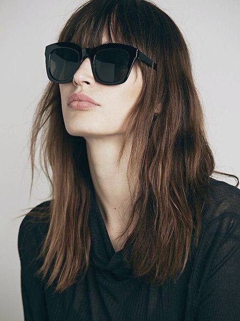 bangs French Girl Hair, Types Of Sunglasses, Popular Sunglasses, French Girl Chic, Ray Ban Sunglasses Sale, Top Sunglasses, نظارات شمسية, Trending Sunglasses, A Stick