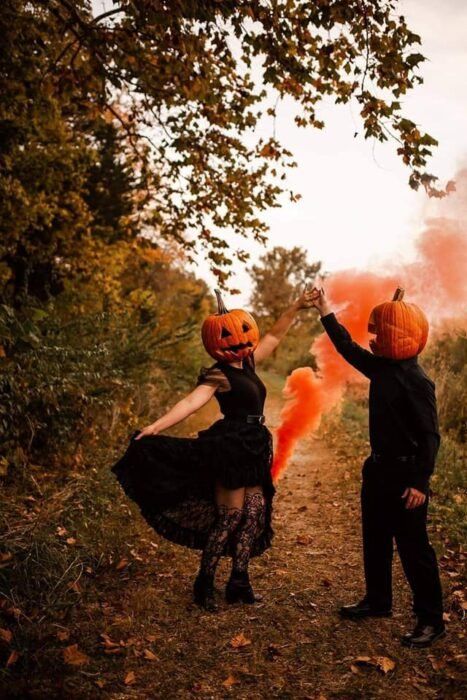 Otoño es la estación del año perfecta para una sesión de fotos inolvidable. El encanto de las hojas secas en el piso, los tonos cobre y el clima lo convierten en la época ideal, en especial si eres fanática de Halloween. Esta pareja aprovechó la temporada para unas “terroríficas” fotos preboda al estilo Jack-o’-lantern, es […] Halloween Styled Shoot, Pumpkin Head Photoshoot, Head Photoshoot, Twilight Vibes, Helloween Wallpaper, Photo Halloween, Halloween Couples, Pumpkin Pictures, Halloween Photography