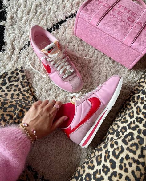 Nike Cortez Outfit, Nike Cortez Women, Pink Shoes Outfit, Nike Cortez Shoes, Cortez Shoes, Nike Shoes Women Fashion, Trainers Outfit, Dr Shoes, Pretty Shoes Sneakers