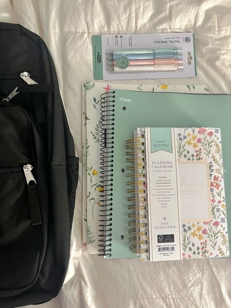 School Wishlist, School Backpack Essentials, Pretty School Supplies, Prettiest Celebrities, School Goals, School Bag Essentials, School Organization Notes, Back To School Essentials, School Survival