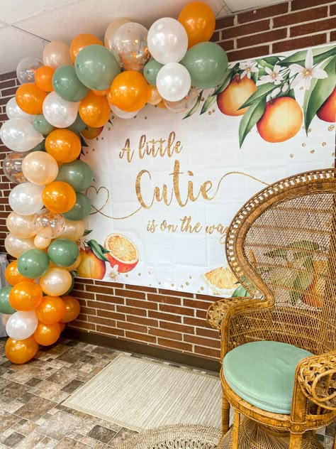 August Baby Shower, March Baby Shower, Summer Baby Shower Themes, Jordan Baby Shower, Cutie Is On The Way, Baby Shower Balloon Arch, Baby Shower Fruit, Citrus Baby, Orange Baby Shower