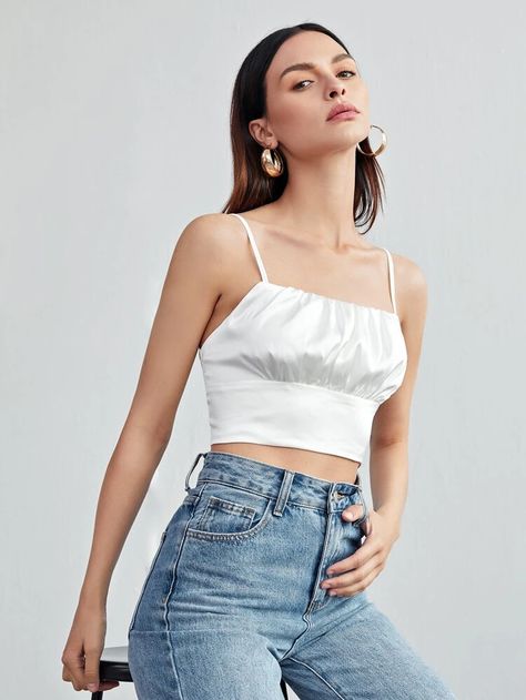 Top de tirantes corto de satén de pecho fruncido | Moda de Mujer | SHEIN México Satin Crop Top Outfits, Satin Top Outfit Classy, Informal Clothes, Satin Top Outfit, White Satin Top, Satin Tank Top, Crop Cami Top, Satin Crop Top, Fancy Tops